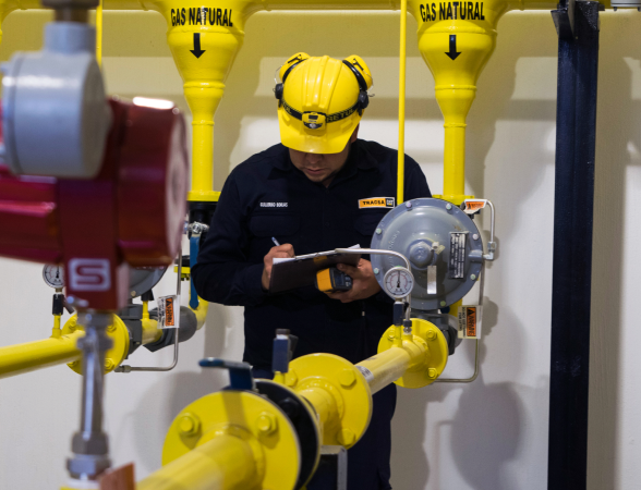 Ingeniero operando generadores eléctricos a gas